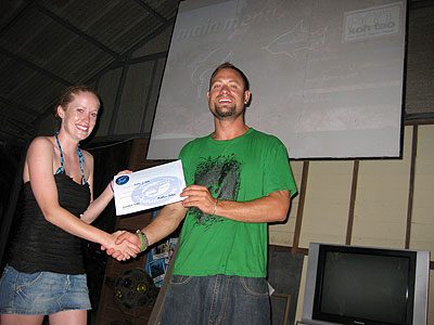 dan presenting bobbie her certification - koh tao
